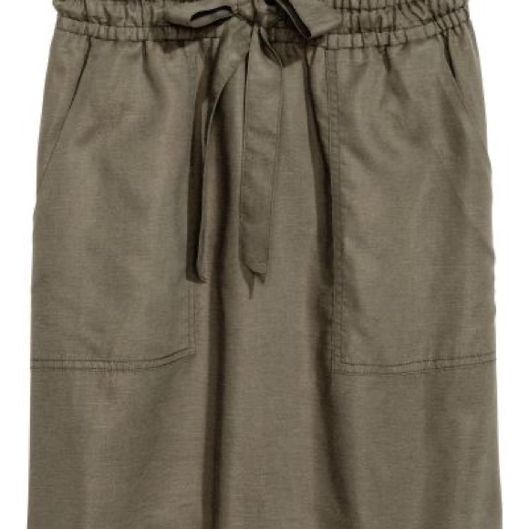 **SOLD**H&M short comfy green skirt - Picture 2 of 5